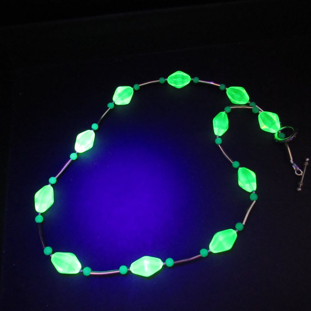 Uranium glass bead necklace - Picture 10 of 10